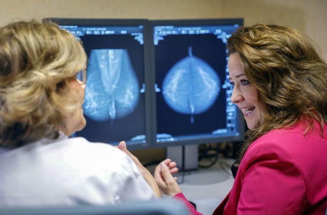 La consejera de Sanidad, Fátima Matute, durante su visita a la Unidad de Patología Mamaria del Hospital público Universitario de La Princesa, en el distrito de Salamanca, con motivo del Día Mundial Contra el Cáncer que se celebra este domingo.