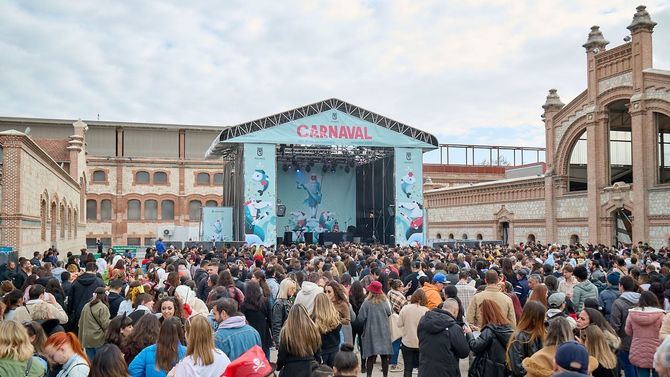 El popular modisto Lorenzo Caprile es el responsable de dar comienzo de las fiestas el sábado, 10 de febrero, a las 11.00 horas, en Matadero Madrid. La plaza de este espacio albergará tres talleres de expresión creativa para niños, que podrán crear sus propias pelucas, alas de pájaro e instrumentos musicales. 