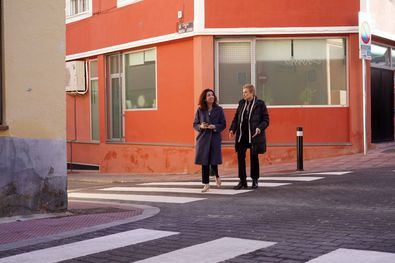 La delegada de Obras, Paloma García Romero, junto con la concejala del distrito de Tetuán, Paula Gómez-Angulo, durante su visita al ámbito recientemente remodelado.