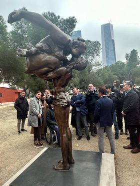 'El Beso' es una escultura de gran tamaño, realizada en bronce, que combina elementos de la cultura china y occidental.