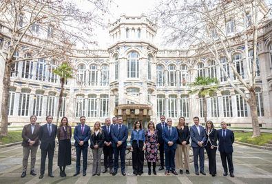 Díaz Ayuso ha convocado la reunión del Pacto Regional por la Vivienda, en la sede de la Consejería, en el recién reformado Pabellón Antonio Palacios, donde ha desglosado los principales proyectos en los que trabaja el Ejecutivo autonómico para dar solución a uno de los problemas que más preocupa a los madrileños, como es el de encontrar un hogar y empezar un proyecto de vida.