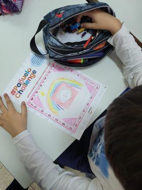 Los escolares de Hortaleza se suman a la campaña 'Pañuelo Challenge', para dar visibilidad al cáncer infantil