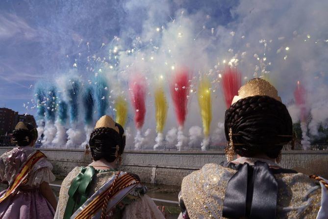 Miles de personas han presenciado este domingo la mascletá organizada por el Ayuntamiento de Madrid, en colaboración con el de Valencia, como preámbulo de las Fallas, que se celebrarán a partir del 25 de febrero en la Comunidad Valenciana, y como una ocasión de encuentro y reconocimiento entre Madrid y Valencia.