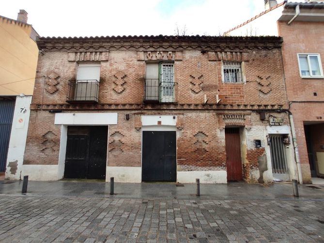 Los edificios de este estilo fueron construidos en el Madrid de finales del siglo XIX y comienzos del XX y el elemento principal que los define es la utilización del ladrillo como material y sistema técnico-constructivo.