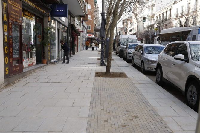 La inversión es de 1,3 millones de euros y se espera que concluya en verano. La remodelación busca mejorar la comodidad y seguridad del peatón, adaptar el vial a la normativa de accesibilidad y mejorar la movilidad y seguridad vial.