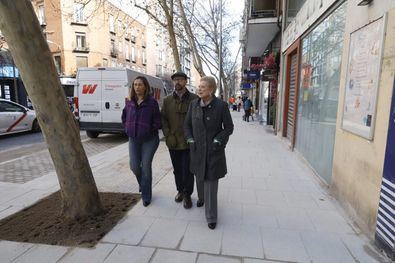 La delegada de Obras y Equipamientos, Paloma García Romero, acompañada de la concejala de Chamartín, Yolanda Estrada, ha visitado los trabajos de remodelación y mejora de la accesibilidad que el Ayuntamiento está llevando a cabo en la calle de López de Hoyos, en el tramo comprendido entre las calles de Marcenado y Alfonso XIII.