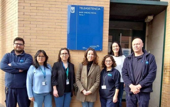 En el centro de la imagen, la concejala de Tetuán, Paula Gómez-Angulo, durante su visita a las instalaciones de ASISPA, en el barrio de Almenara.