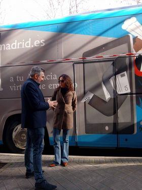 Una de las paradas de la visita de la concejala por el barrio de Almenara ha sido en la avenida de Asturias, 37, donde esperaba el bus móvil de la Agencia de Empleo.