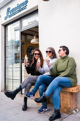 Micaela, Agustina y Juliana, ante la tienda de la marca en el barrio de Malasaña.