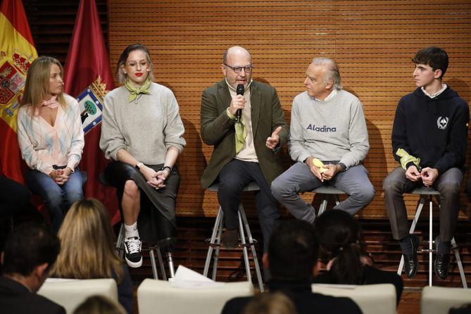 El Ayuntamiento ha acogido hoy una charla coloquio en la que enfermos de cáncer y sus familiares han compartido sus experiencias y que ha clausurado el delegado de Políticas Sociales, Familia e Igualdad, José Fernández.