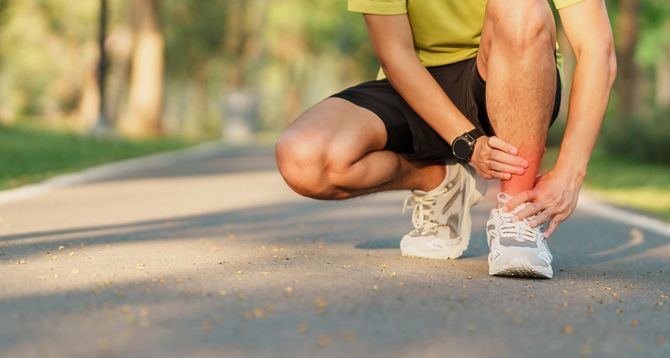 Los síntomas iniciales de la artrosis de tobillo suelen ser dolor, sensación de presión, rigidez e inflamación, según explican los especialistas.