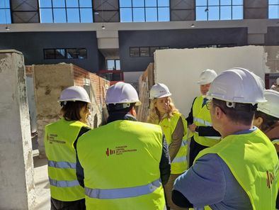 La consejera de Economía, Hacienda y Empleo, Rocío Albert, se ha referido a estos datos durante su visita a la Fundación Laboral de la Construcción, en el distrito de Vicálvaro, una de las entidades que ofrece este tipo de estas enseñanzas. La Fundación ha gestionado, en los últimos cuatro años, 208 itinerarios de diferentes programas públicos, en los que los participantes pueden certificar sus competencias en sectores como electricidad, fontanería o instalación de placas fotovoltaicas.