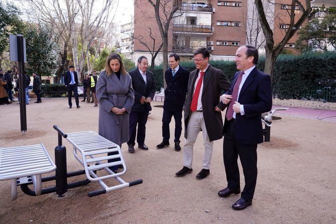 El delegado de Urbanismo, Medio Ambiente y Movilidad, Borja Carabante, ha visitado este miércoles esta zona verde del barrio de Hispanidad junto al concejal delegado de Limpieza y Zonas Verdes, José Antonio Martínez Páramo, y la concejala del distrito de Chamartín, Yolanda Estrada.