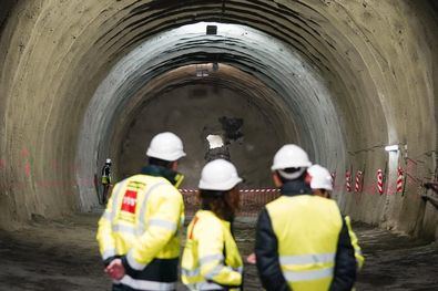 Diaz Ayuso ha comprobado durante su visita la conexión del túnel de ampliación de la línea 3 entre las estaciones de Villaverde Alto y El Casar (L12).