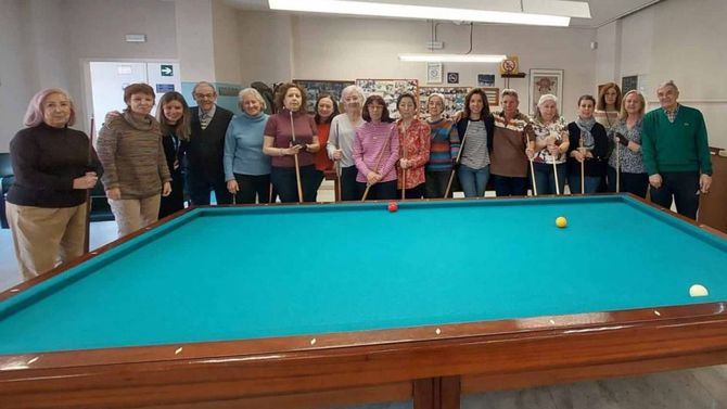 Una treintena de mujeres billaristas se han dado cita en el Centro de Mayores La Remonta este jueves, en un encuentro organizado por la Junta Municipal de Tetuán dentro de los actos programados con motivo del Día Internacional de la Mujer.