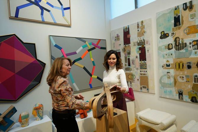 La presidenta de la Comunidad de Madrid, Isabel Díaz Ayuso, ha visitado hoy el Salón de Arte Moderno de Madrid (SAM) 2024, que se celebra hasta este domingo en la Fundación Carlos Amberes, en el distrito de Salamanca.