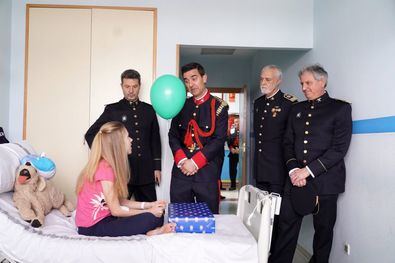 A primera hora de la jornada, bomberos municipales han repartido juguetes entre los niños y niñas hospitalizados.