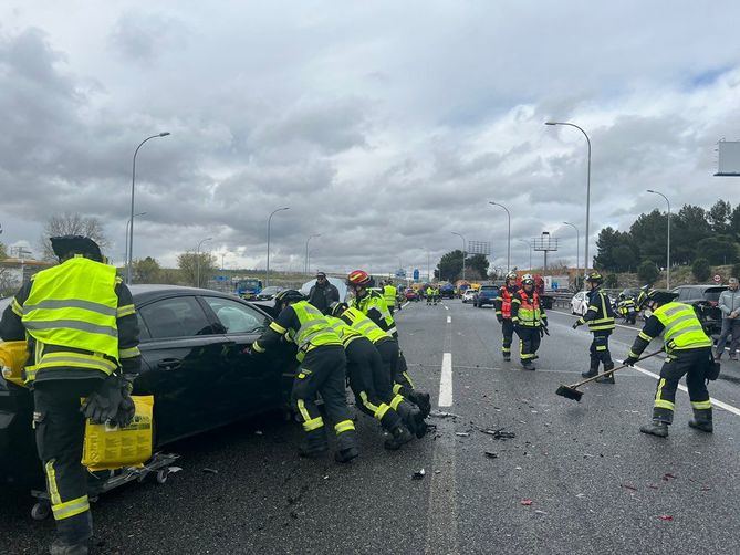 Al lugar de los hechos han acudido cinco dotaciones de Bomberos del Ayuntamiento de la capital, que, en colaboración con las unidades regionales, han retirado los vehículos afectados, algunos de ellos con importantes daños, para despejar la calzada.