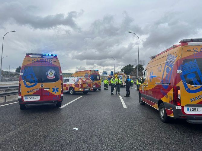 Los sanitarios del Samur-Protección Civil han atendido hasta ahora a 18 personas, la mayoría de ellas por dolor cervical y lumbar. No hay ningún caso grave, aunque 13 de ellas han sido trasladadas al hospital para revisar en profundidad.