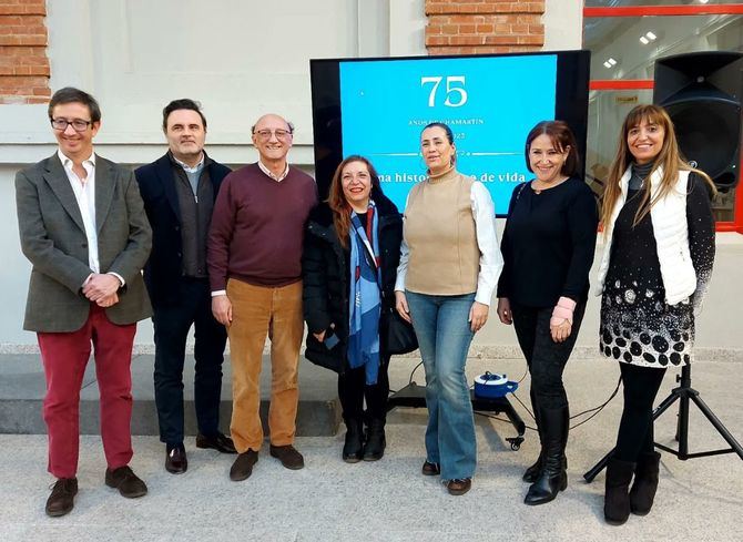 La concejala del distrito de Chamartín, Yolanda Estrada, ha acudido al acto inaugural de la exposición, junto a varios vocales del distrito, vecinos y Carlos Rodríguez, el autor del libro, 'Chamartín. Álbum de fotos', que recopila las 32 fotografías que forman la exposición.