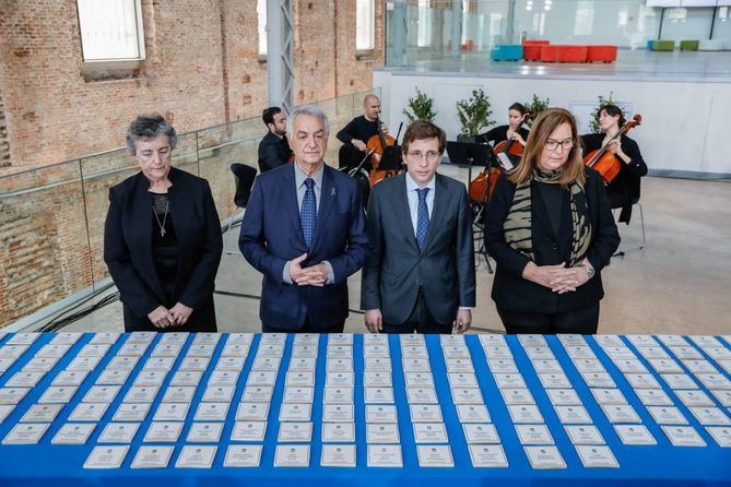 Los familiares de las víctimas han recibido una placa conmemorativa, elaborada por la Escuela de Cerámica de la Moncloa del Ayuntamiento de Madrid.