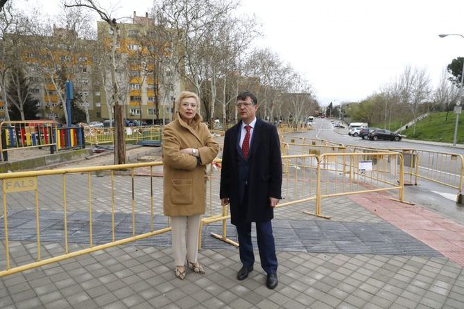 La delegada de Obras y Equipamientos, Paloma García Romero, y el concejal de Fuencarral-El Pardo, José Antonio Martínez Páramo, han visitado los trabajos.