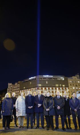 La Comunidad de Madrid ha proyectado un haz de luz azul hacía el cielo de Atocha, en memoria de los 193 fallecidos y más de 2.000 heridos en los atentados terroristas del 11 de marzo de 2004, cuyo vigésimo aniversario se conmemora este lunes.