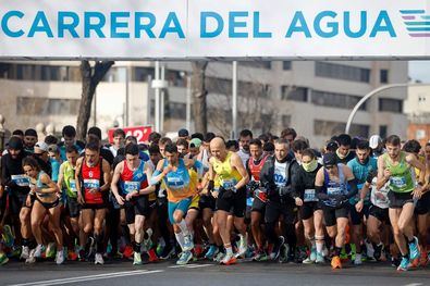 Con motivo de la celebración del Día Mundial del Agua el próximo 22 de marzo, este domingo se ha celebrado una de las carreras más emblemáticas de la Comunidad de Madrid, la Carrera del Agua, organizada por Canal de Isabel II y homologada por la Real Federación Española de Atletismo, en la que ha participado el consejero de Medio Ambiente, Carlos Novillo, quien ha entregado también los trofeos a los ganadores.