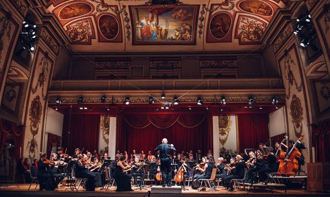 La orquesta austro-húngara Haydn Philharmonie, junto al clarinetista Reto Bieri y bajo la dirección de Enrico Onofri, apuestan por una gloriosa interpretación de incónicas obras de Mozart y Haydn.