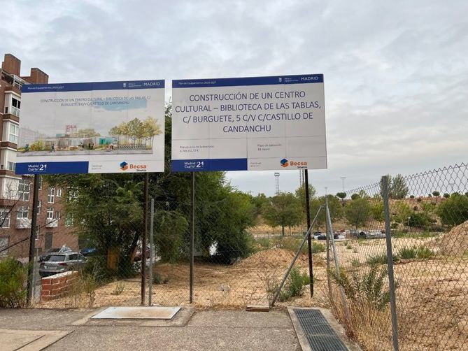 La cancelación de la construcción de la biblioteca por los problemas municipales con el constructora adjudicataria, y su cambio de ubicación en el barrio, se traducirá, según estiman los vecinos de Las Tablas, en una nueva demora de otros cuatro años, mínimo.