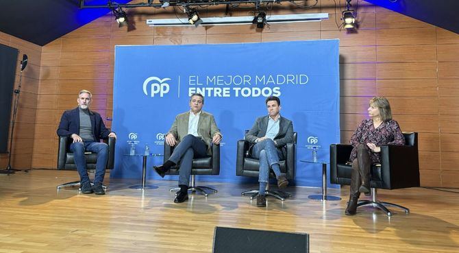 La segunda mesa de la jornada, con el título 'El Problema de la vivienda, sí tiene solución', ha contado con la participación del consejero de Vivienda, Jorge Rodrigo, y el viceconsejero y secretario de vivienda del Partido Popular de Madrid, José María García, acompañados de Carolina Roca, presidenta de Asprima (Asociación Promotores Inmobiliarios de Madrid), y Juan José Perucho, presidente de la Asociación de Gestores de Vivienda (AGV).