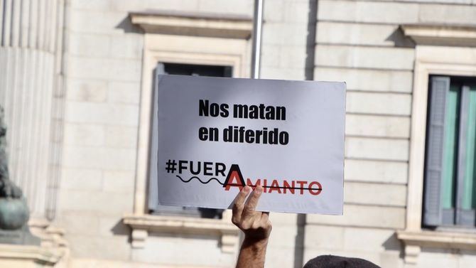 En España se prohibió la instalación de elementos con amianto el 14 de junio del año 2002. No obstante, se calcula que los españoles viven entre más de 3 millones de toneladas el amianto, presente en casas, edificios, infraestructuras industriales y sitios de ocio y en el medio ambiente.