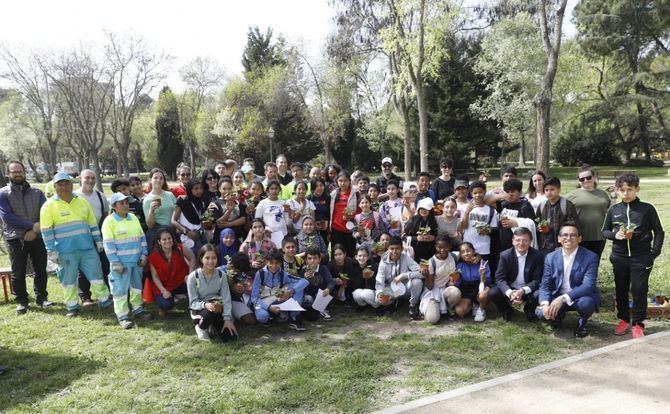 El Ayuntamiento de Madrid ha celebrado el Día del Árbol con la plantación en el parque Dehesa Boyal de Villaverde de 35 árboles, en la que han colaborado un centenar de personas, entre escolares, vecinos y colectivos del distrito.