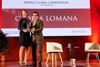La periodista y escritora Gloria Lomana es el XIX Premio Clara Campoamor, que cada año otorga el Ayuntamiento de Madrid con motivo del Día Internacional de la Mujer, y que le entregó el pasado 8 de marzo el alcalde de Madrid, José Luis Martínez-Almeida.