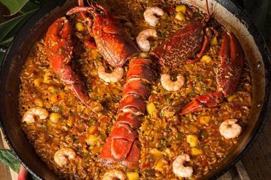 El restaurante cuenta con un carácter alegre y desenfadado, un servicio cercano y una oferta gastronómica en la que destacan los pescados, arroces, carnes, entradas españolas y su sección 'japo'.