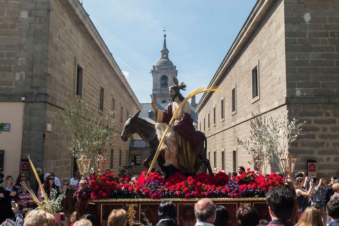 En Madrid capital, los visitantes pueden disfrutar de impresionantes procesiones que recorren las calles históricas, como la emblemática procesión del Cristo de los Alabarderos que pasa por Plaza Mayor o la solemne procesión del Silencio en el Domingo de Ramos.
