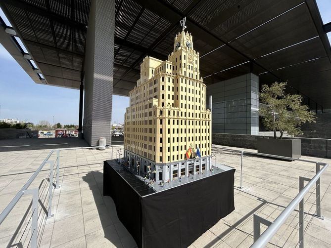 la estructura ha sido construida a escala 1:50 y se ha convertido en una de las construcciones de Grupo Lego 'certified profesional' más grandes y la réplica más alta de España, con dimensiones de 2 x 2 x 2,70 metros y un peso de 382 kilos.
