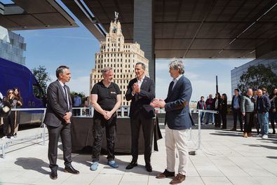 El 'Profesional Certificado' por el Grupo Lego y encargado de la construcción de la obra, Georg Schmitt, terminó de ensamblarla en directo en su ubicación definitiva, en la explanada del campus Distrito Telefónica, en el barrio de Las Tablas del distrito de Fuencarral-El Pardo, ante los directivos de ambas compañías y decenas de empleados de Telefónica.