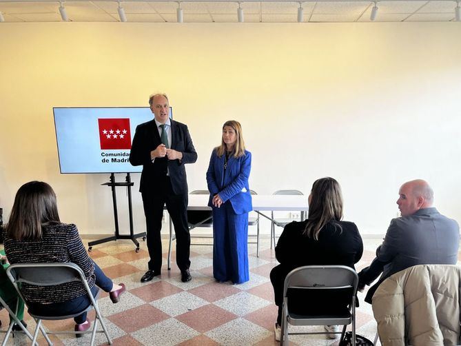 El consejero López-Valverde se ha reunido este martes con la alcaldesa de San Martín de Valdeiglesias para avanzar en la digitalización local.
