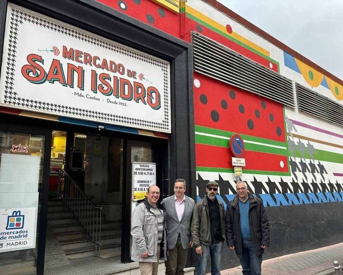 El concejal del distrito de Carabanchel, Carlos Izquierdo, ha visitado este miércoles el Mercado de San Isidro, que ha acogido la actividad 'Pasiones Dulces. La Ruta de la Torrija'.