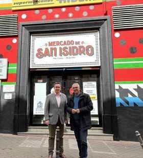 La fachada del mercado de San Isidro de la calle de Braulio ha estrenado, recientemente, un mural firmado por el artista Diego Quejido, que también ha intervenido en las fachadas de San Patricio y San Niceto, con composiciones inspiradas en el folclore madrileño.