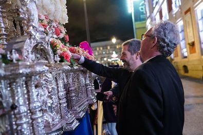 A su llegada a la Puerta del Sol, los pasos han realizado una parada ceremonial frente a la puerta principal de la Real Casa de Correos, sede del Gobierno regional.