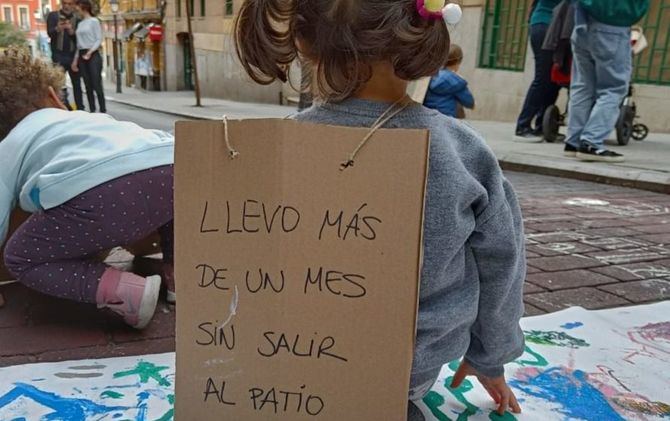 Los más de medio centenar de niños de entre cero y tres años de la escuela infantil municipal El Olivar, en el barrio de Lavapiés, llevan más de un mes sin poder salir al patio, por los desperfectos del inmueble colindante. 