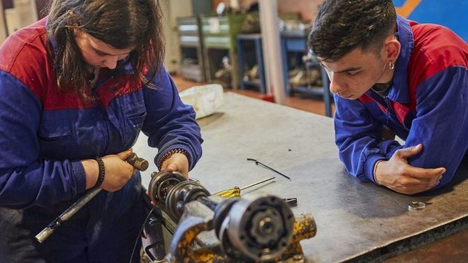 También se aprobó la firma de un convenio marco con la Comunidad de Madrid para la realización de prácticas en los distintos organismos autónomos, empresas municipales y áreas del Ayuntamiento.