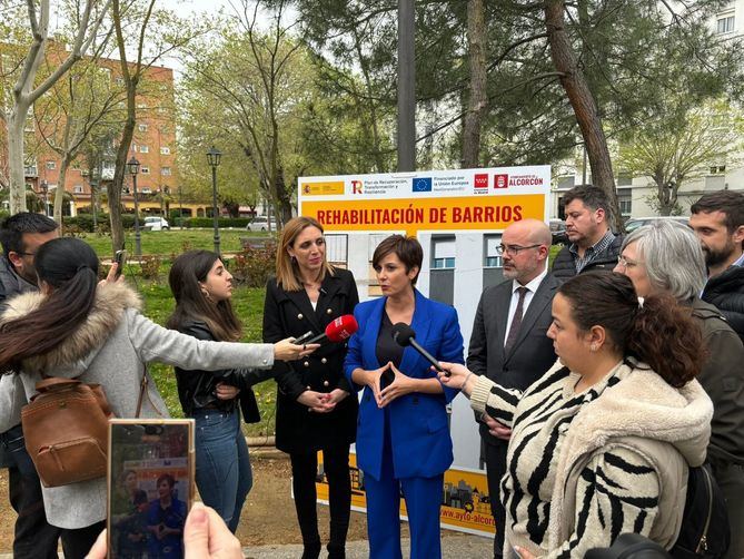 Durante su recorrido por Alcorcón, la ministra se ha reunido con la alcaldesa, Candelaria Testa, en la sede del Ayuntamiento, y a continuación ha visitado una actuación en la calle Virgen de Icíar, dentro del ámbito de Entornos Residenciales de Rehabilitación Programada (ERRP), con unas 1.250 viviendas beneficiadas y una cuantía solicitada de 6,7 millones de euros.