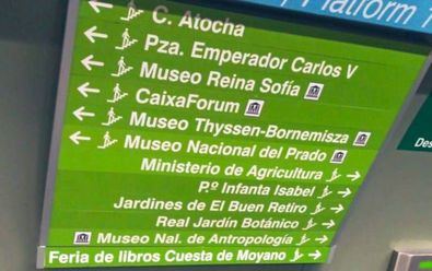La estación de Metro del Arte ha incluido en las indicaciones de su cartelería la señalización para llegar a la feria del libro de la cuesta de Moyano.