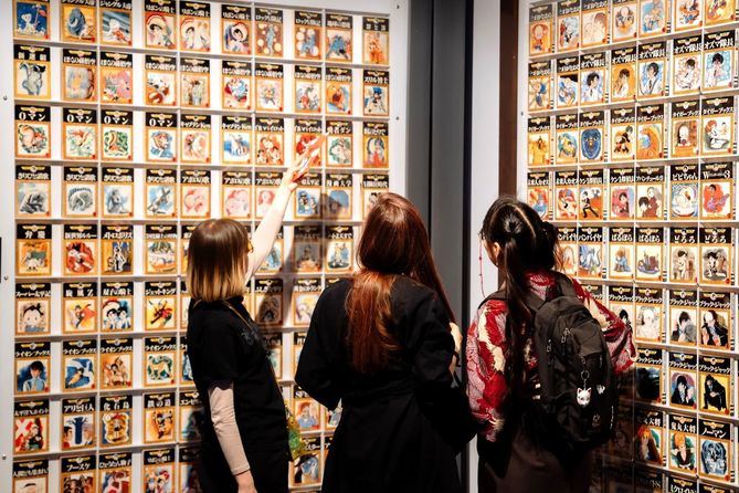 ‘The Art of Manga’ rinde tributo a mangakas pioneros e influyentes de todos los tiempos como Osamu Tezuka, conocido como “el Dios del Manga” por su enorme aportación a la viñeta japonesa, quien cuenta con una sala específica que celebra su legado e influencia global y de quien se exhibe un inmenso mural con una colección que incluye 400 de sus obras, creadas entre 1947 y 1982.