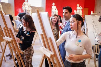 El consejero de Educación, Ciencia y Universidades ha asistido este miércoles a la celebración de esta prueba en la capital, que consiste en la creación de trabajos artísticos inspirados en los grandes maestros de la pintura que alberga esta pinacoteca.