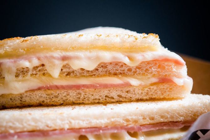 De todos es sabido que en la cocina, la versatilidad y la combinación entre la tradición y lo clásico son la base de los mejores platos. Es por eso el sándwich mixto nunca ha pasado de moda: un bocado que derrocha sencillez y acepta muchos más ingredientes para convertirse en la combinación perfecta para la ajetreada vida del siglo XXI.