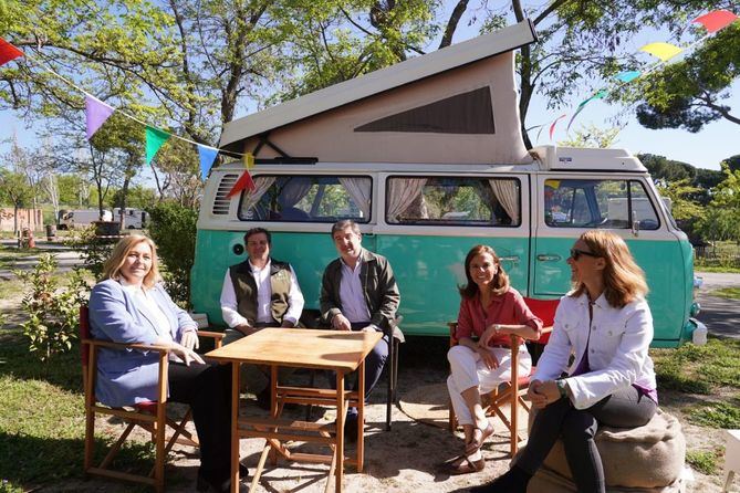 La alcaldesa en funciones, Inma Sanz, acompañada por la concejala delegada de Turismo, Almudena Maíllo, y el concejal del distrito de Barajas, Juan Peña, ha recorrido las instalaciones del Camping Osuna, en el barrio de la Alameda de Osuna, junto al jardín de El Capricho, que abrió sus puertas en 1959 y celebra este mes su 65º aniversario.